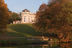 Schloss Richmond in Braunschweig, Blick aus dem Park, Bäume im Herbstlaub, Braunschweig, Niedersachsen, Deutschland