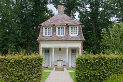 Pavillon im Park vom Schloss Clemenswerth, Hecken, Bäume, Sögel, Niedersachsen, Deutschland