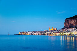 Abendaufnahme, Altstadt, Dom und Felsen La Rocca, Cefalù, Palermo, Sizilien, Italien