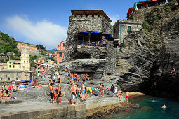 Menschen auf der Hafenmauer, Vernazza, Bootsfahrt entlang der Küste, Cinque Terre, Ligurien, Italienische Riviera, Italien, Europa