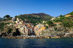 Blick vom Meer auf Riomaggiore, Bootsfahrt entlang der Küste, Cinque Terre, Ligurien, Italienische Riviera, Italien, Europa