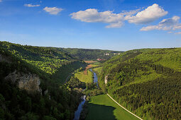 Blick über das Donautal zum Kloster Beuron, Naturpark Obere Donau, Schwäbische Alb, Baden-Württemberg, Deutschland