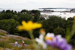 Blick auf Schären vor der Küste, Picknick im Brunnspark, Helsinki, Finnland