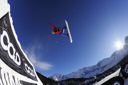 Snowboarder beim Sprung von Schanze, Back-flip, Funpark Ehrwalder Alm, Tiroler Zugspitzarena, Ehrwald, Tirol, Österreich