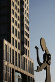 Messeturm, Architekt Helmut Jahn, Mann mit dem Hammer Skulptur von Jonathan Borofsky, Frankfurt am Main, Hessen, Deutschland