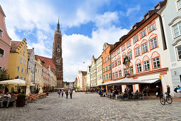 Pedestrian area with St. Martin's Church in background, old town, Landshut, Lower Bavaria, Germany