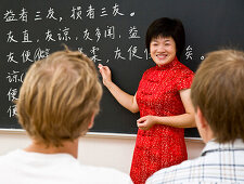 Chinesischlehrerin unterrichtet deutsche Schüler, Konfuzius-Institut Leipzig, Leipzig, Sachsen, Deutschland