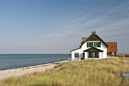 Haus am Strand der Halbinsel Graswarder, Heiligenhafen, Ostsee, Schleswig-Holstein, Deutschland