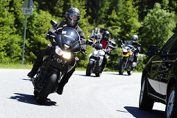 Gruppe Motorradfahrer fahren an Auto vorbei, Bergpass, Kühtai, Stubaier Alpen, Tirol, Österreich