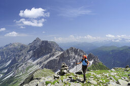 Frau steigt zum Habicht auf, Kalkwand und Kirchdachspitze im Hintergrund, Gschnitztal, Stubaier Alpen, Tirol, Österreich