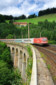 Zug fährt über Wagnergrabenviadukt, Semmeringbahn, UNESCO Weltkulturerbe Semmeringbahn, Niederösterreich, Österreich