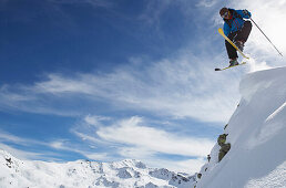 Skifahrer springt über Wechte, Pischa, Davos, Kanton Graubünden, Schweiz