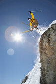 Skifahrer springt über Fels, Disentis, Oberalppass, Kanton Graubünden, Schweiz
