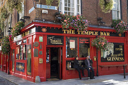 Mann und Frau genießen ihr Guinness vor The Temple Bar, Pub im Temple Bar Viertel, Dublin, Leinster, Irland, Europa