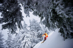 Skifahrer im Schneefall, Grouse Mountain, British Columbia, Kanada