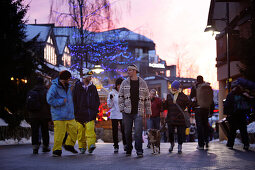 Besucher bummeln durch Whistler Village, British Columbia, Kanada
