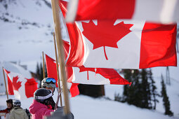 Kanadische Flaggen bei der Roundhouse Lodge, Whistler, British Columbia, Kanada