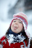 Mädchen (5 Jahre) fängt Schneeflocken mit der Zunge, Skigebiet Heuberg, Hirschegg, Kleinwalsertal, Vorarlberg, Österreich