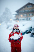 Mädchen (5 Jahre) fängt Schneeflocken mit der Zunge, Hotel Chesa Valisa, Hirschegg, Kleinwalsertal, Vorarlberg, Österreich