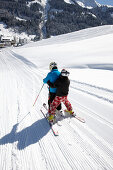 Kinder lernen Ski fahren, frisch präparierte Piste, Schlößlelift, Hirschegg, Kleinwalsertal, Vorarlberg, Österreich