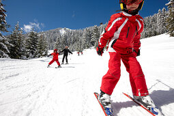 Familie fährt Ski, Gleitweg Skigebiet am Heuberg, Hirschegg, Kleinwalsertal, Vorarlberg, Österreich