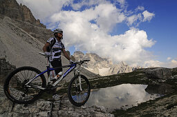 Radsportler Roland Stauder auf dem Paternsattel, Ausblick auf den Zwölferkofel, Hochpustertal, Dolomiten, Südtirol, Italien, Europa