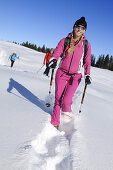 Junge Frau beim Schneeschuhlaufen, Hemmersuppenalm, Reit im Winkl, Bayern, Deutschland, Europa