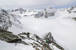 Skibergsteiger auf dem Weg zum Piz Buin, Engadin, Graubünden, Schweiz, Europa