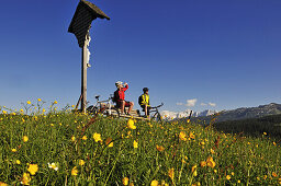 Mountainbiker rasten auf der Winklmoos Alm vor den Loferer Steinbergen, Reit im Winkl, Bayern, Deutschland, Europa