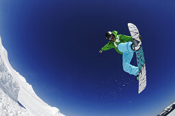 Snowboarder unter blauem Himmel, Funpark, Reit im Winkl, Chiemgau, Oberbayern, Deutschland, Europa