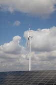 Photovoltaikanlage und Windkraftanlage, Biebelried, Unterfranken, Bayern, Deutschland