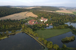 Luftbild, Schloss Derneburg, ehemaliges Kloster, Staatsdomäne, war über Jahrzehnte bis 2006 Zuhause und Studio des Malers Georg Baselitz, heute gehört es einem amerikanischen Börsenmakler und Kunstsammler, Teiche, Harzvorland, Holle, Hildesheim, Niedersac