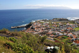 Blick auf das Dorf Vila Nova, Insel Flores im Hintergrund, Insel Corvo, Azoren, Portugal, Europa