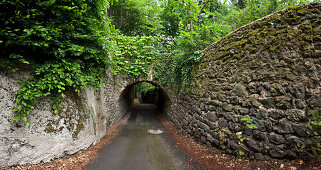 Menschenleere Gasse mit Tunnel, Le Puy-en-Velay, Haute Loire, Südfrankreich, Frankreich, Europa
