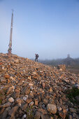 Pilgerin beim Eisenkreuz, Cruz del Ferro, Provinz Leon, Altkastilien, Castilla y Leon, Nordspanien, Spanien, Europa