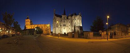 Beleuchtete Kathedrale Santa Maria und Bischofspalast Palacio Episcopal bei Nacht, Astorga, Provinz Leon, Altkastili
