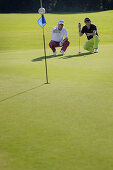 Zwei Männer spielen Golf, Prien am Chiemsee, Bayern, Deutschland