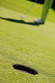 Golfspieler beim Einlochen, Prien am Chiemsee, Bayern, Deutschland