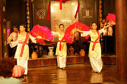 Traditionelle Tanzvorführung, Handwerkausstellung, Hoi An, Annam, Vietnam