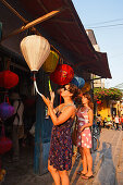 Zwei Frauen beim Einkaufen, Chua Cau, Japanische Brücke, Hoi An, Annam, Vietnam