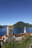 Blick auf Kirche Sveti Nikola mit Glockenturm, im Hintergrund Insel Gospa od Skrpjela, Perast, Bucht von Kotor, Montenegro, Europa