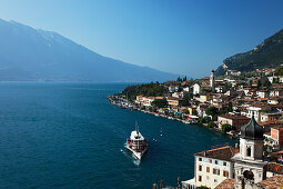 Schaufelraddampfer, Blick über Limone, Gardasee, Lombardei, Italien