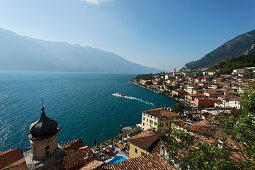 Blick über Limone, Gardasee, Lombardei, Italien