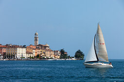 Segelboot, Salo, Gardasee, Lombardei, Italien