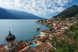 Ausflugsboot, Aussicht auf Limone, Gardasee, Lombardei, Italien