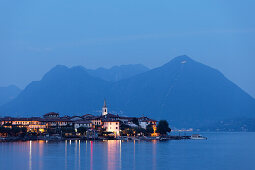 Ansicht auf Isola dei Pescatori bei Nacht, Stresa, Lago Maggiore, Piemont, Italien
