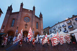 Fahnenschwenker, Dom San Lorenzo, Eselpalio, Alba, Langhe, Piemont, Italien