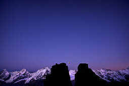 Mann balanciert auf einer Highline zwischen zwei Felsen, Schilthorn, Berner Oberland, Kanton Bern, Schweiz