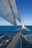 Menschen im Netz am Bugspriet von Großsegler Kreuzfahrtschiff Star Flyer (Star Clippers Cruises) im Pazifischen Ozean nahe Costa Rica, Mittelamerika, Amerika