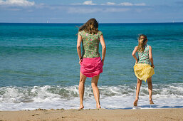 Mutter und Tochter am Strand, Korsika, Frankreich